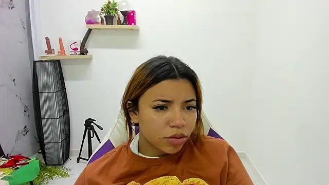 Snapshot of scarlett_enjoy1 chatting on 11/02/25, 01:35 scarlett enjoy1 online show from 11/02/25, 01:35