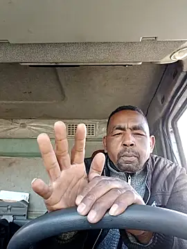 Snapshot of Bob_black chatting on 02/14/26, 08:33 Bob black online show from 02/14/26, 08:33