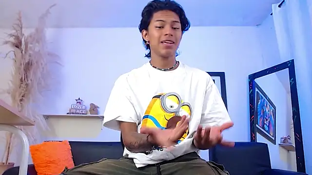 Snapshot of dreyk20 chatting on 10/12/25, 02:05 dreyk20 online show from 10/12/25, 02:05