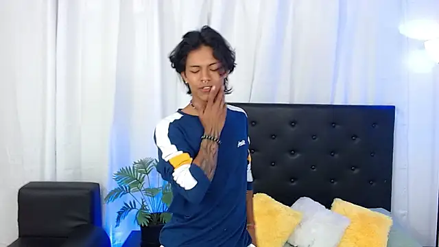 Snapshot of dreyk20 chatting on 11/06/25, 02:40 dreyk20 online show from 11/06/25, 02:40