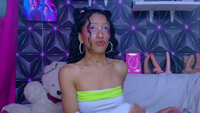 Snapshot of Kylie_Moan chatting on 10/29/25, 05:42 Kylie Moan online show from 10/29/25, 05:42