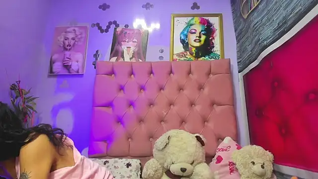 Snapshot of Kylie_Moan chatting on 11/04/25, 04:22 Kylie Moan online show from 11/04/25, 04:22