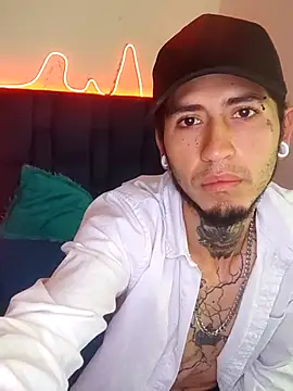 Snapshot of Tattoboy19cm chatting on 09/12/25, 01:44 Tattoboy19cm online show from 09/12/25, 01:44