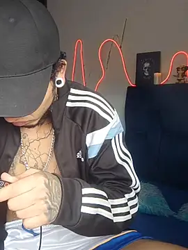 Snapshot of Tattoboy19cm chatting on 10/18/25, 06:41 Tattoboy19cm online show from 10/18/25, 06:41