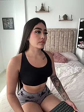 Snapshot of EmiilyEvans_ chatting on 09/23/25, 09:51 EmiilyEvans online show from 09/23/25, 09:51