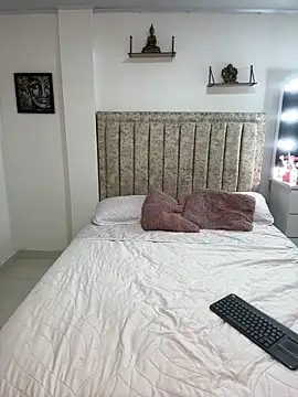 Snapshot of EmiilyEvans_ chatting on 10/20/25, 02:23 EmiilyEvans online show from 10/20/25, 02:23