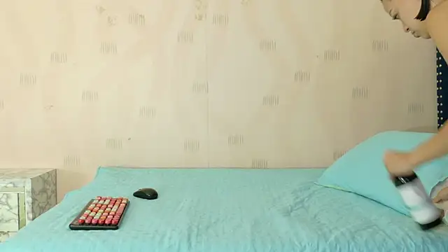 cutepetitee online show from 10/28/25, 06:54