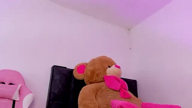 Snapshot of bellacruz3 chatting on 12/19/25, 10:11 bellacruz3 online show from 12/19/25, 10:11