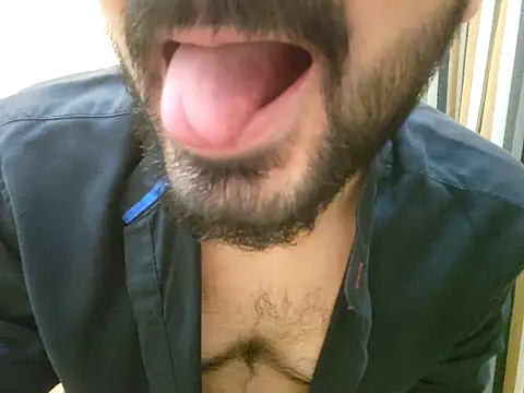 Snapshot of mlove902 chatting on 10/15/25, 06:52 mlove902 online show from 10/15/25, 06:52