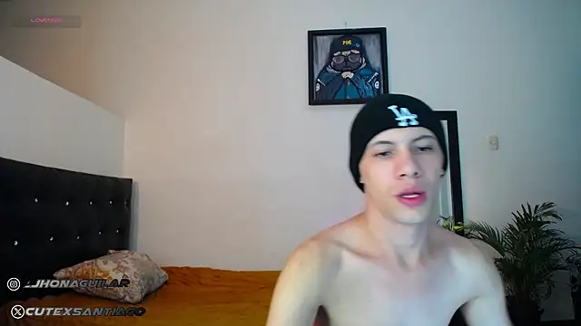 Snapshot of santiago_cutex chatting on 09/19/25, 04:25 santiago cutex online show from 09/19/25, 04:25