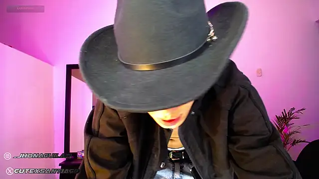 Snapshot of santiago_cutex chatting on 10/14/25, 04:24 santiago cutex online show from 10/14/25, 04:24