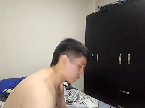 Snapshot of Andbry chatting on 10/21/25, 12:22 Andbry online show from 10/21/25, 12:22