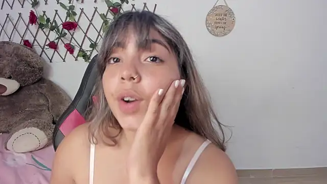 Snapshot of emma_grays2 chatting on 11/16/25, 06:30 emma grays2 online show from 11/16/25, 06:30