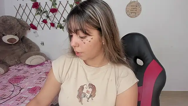 Snapshot of emma_grays2 chatting on 11/20/25, 05:40 emma grays2 online show from 11/20/25, 05:40