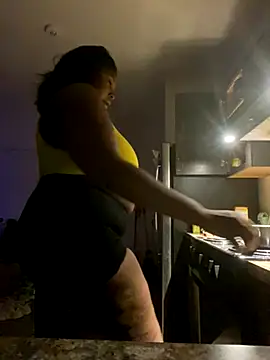 Snapshot of BlueMoney100 chatting on 11/18/25, 10:47 BlueMoney100 online show from 11/18/25, 10:47