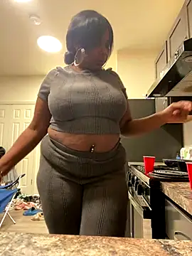 Snapshot of BlueMoney100 chatting on 12/20/25, 05:42 BlueMoney100 online show from 12/20/25, 05:42