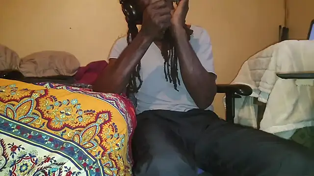 Snapshot of EYEzIAM chatting on 10/10/25, 12:48 EYEzIAM online show from 10/10/25, 12:48