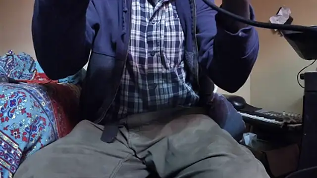 Snapshot of EYEzIAM chatting on 12/18/25, 06:52 EYEzIAM online show from 12/18/25, 06:52