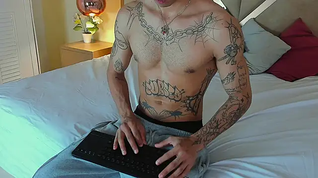 Snapshot of Enzo_Hunter chatting on 05/18/26, 04:07 Enzo Hunter online show from 05/18/26, 04:07