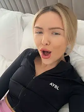 Snapshot of lolableux chatting on 11/01/25, 01:35 lolableux online show from 11/01/25, 01:35