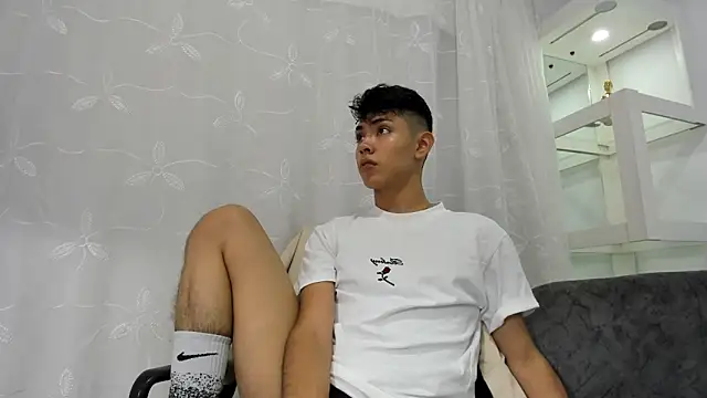 LoganTwink18 online show from 09/12/25, 12:44