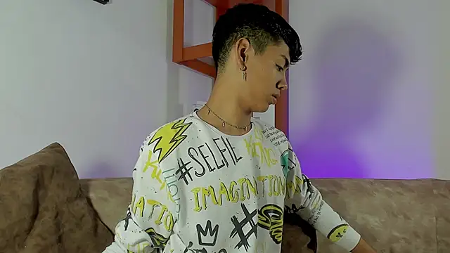 LoganTwink18 online show from 11/02/25, 11:56