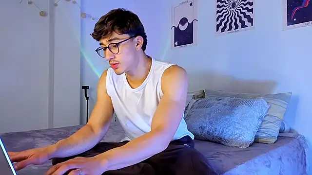 Snapshot of LatinReall chatting on 09/18/25, 12:12 LatinReall online show from 09/18/25, 12:12