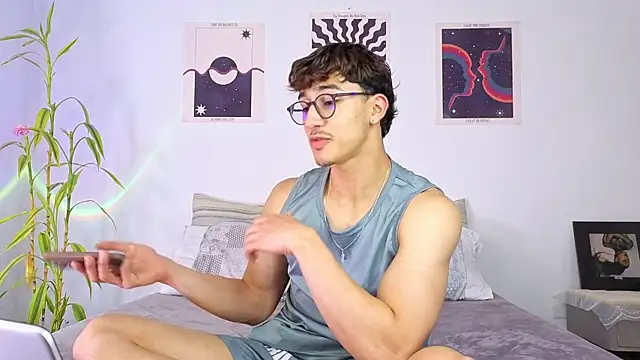 Snapshot of LatinReall chatting on 09/21/25, 07:26 LatinReall online show from 09/21/25, 07:26