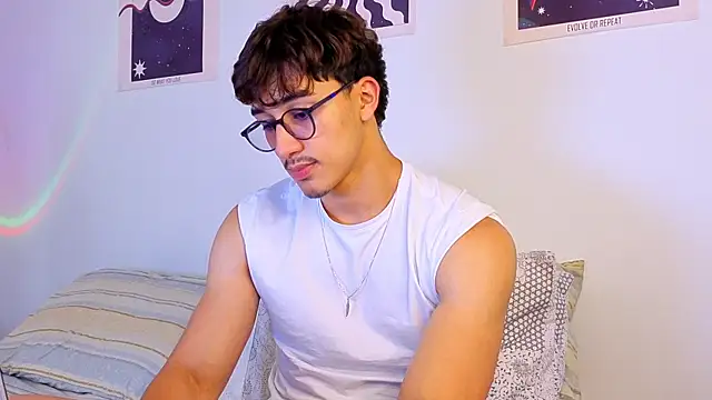 Snapshot of LatinReall chatting on 09/24/25, 08:23 LatinReall online show from 09/24/25, 08:23