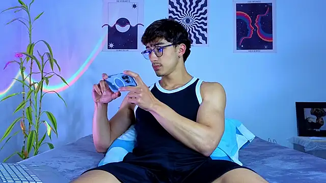 Snapshot of LatinReall chatting on 10/16/25, 12:22 LatinReall online show from 10/16/25, 12:22