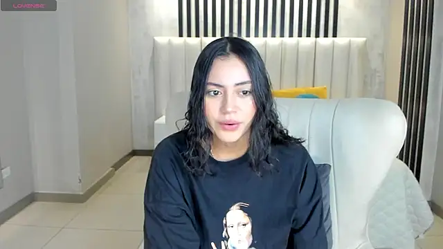 AmbarJames  online show from 04/06/26, 11:00