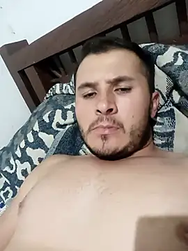 Snapshot of santiii___12 chatting on 11/17/25, 05:02 santiii 12 online show from 11/17/25, 05:02