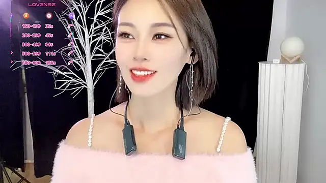 Snapshot of xiaoyue8888 chatting on 10/24/25, 01:35 xiaoyue8888 online show from 10/24/25, 01:35