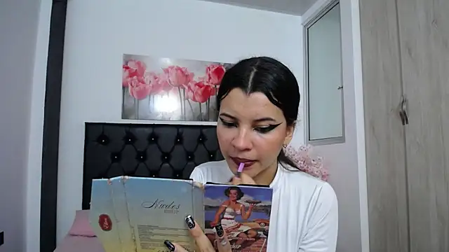 Snapshot of pinky_f00x chatting on 09/10/25, 12:54 pinky f00x online show from 09/10/25, 12:54