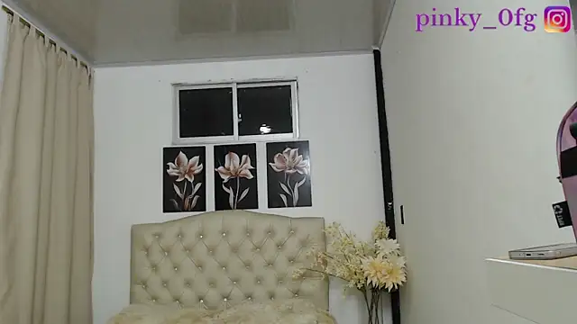 Snapshot of pinky_f00x chatting on 09/20/25, 02:23 pinky f00x online show from 09/20/25, 02:23