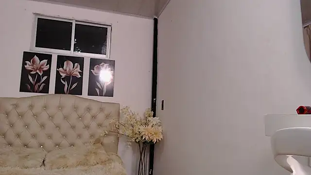 Snapshot of pinky_f00x chatting on 09/27/25, 12:48 pinky f00x online show from 09/27/25, 12:48