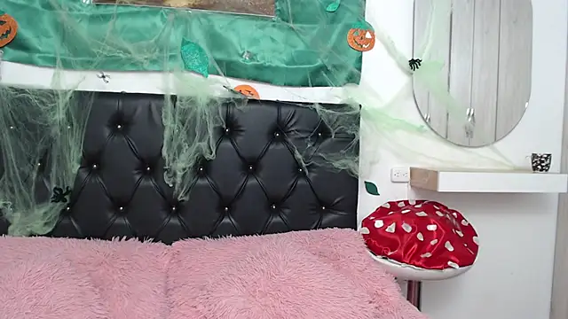 Snapshot of pinky_f00x chatting on 10/10/25, 01:15 pinky f00x online show from 10/10/25, 01:15