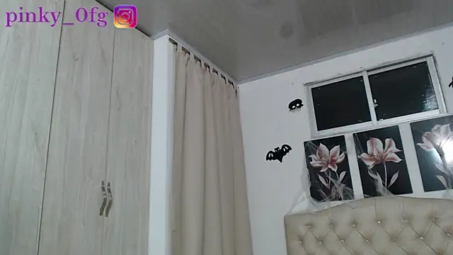 Snapshot of pinky_f00x chatting on 10/16/25, 12:00 pinky f00x online show from 10/16/25, 12:00