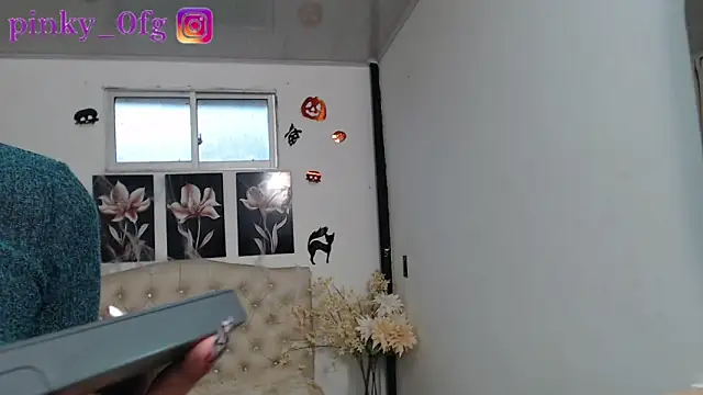 Snapshot of pinky_f00x chatting on 10/16/25, 10:00 pinky f00x online show from 10/16/25, 10:00