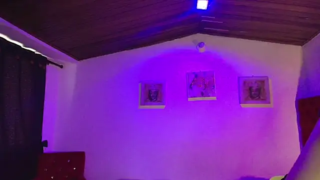 Snapshot of Victoria_Thompson1 chatting on 10/21/25, 08:31 Victoria Thompson1 online show from 10/21/25, 08:31