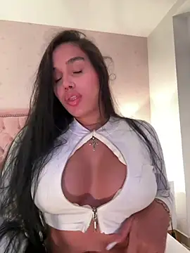 Snapshot of Bella__Wood chatting on 06/30/26, 09:27 Bella Wood online show from 06/30/26, 09:27
