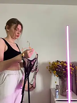 Snapshot of miamunn chatting on 10/27/25, 04:16 miamunn online show from 10/27/25, 04:16