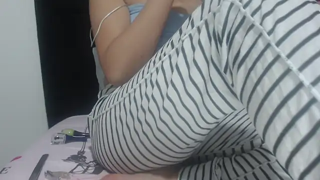 Snapshot of sabrina_v_ chatting on 04/23/26, 03:52 sabrina v online show from 04/23/26, 03:52