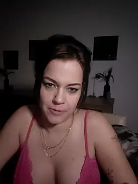 Snapshot of Foxy-Milfy chatting on 10/20/25, 08:42 Foxy-Milfy online show from 10/20/25, 08:42