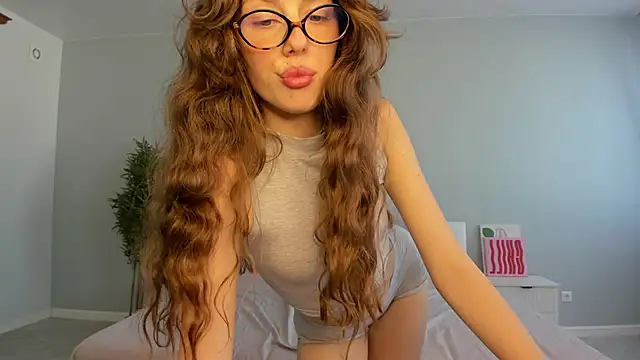 Snapshot of roxxxy_10 chatting on 10/22/25, 04:24 roxxxy 10 online show from 10/22/25, 04:24