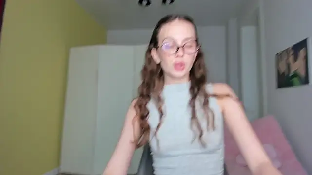 Snapshot of roxxxy_10 chatting on 11/13/25, 03:05 roxxxy 10 online show from 11/13/25, 03:05