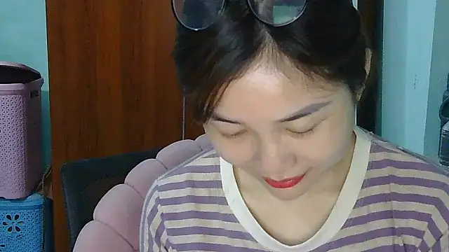 Snapshot of Uhem112 chatting on 10/07/25, 12:52 Uhem112 online show from 10/07/25, 12:52