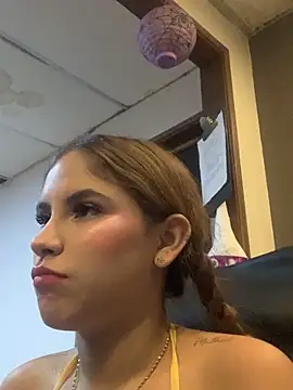 Snapshot of MiiluRosse chatting on 10/28/25, 12:19 MiiluRosse online show from 10/28/25, 12:19