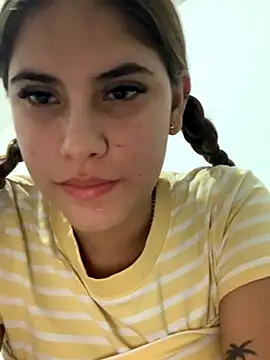 Snapshot of MiiluRosse chatting on 11/13/25, 01:26 MiiluRosse online show from 11/13/25, 01:26