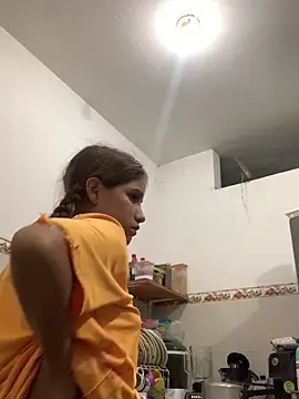 Snapshot of MiiluRosse chatting on 11/14/25, 01:37 MiiluRosse online show from 11/14/25, 01:37